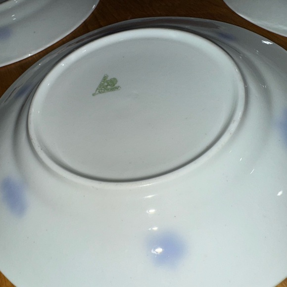 Elegant White and Blue Floral Dinner Plates - Picture 6 of 10